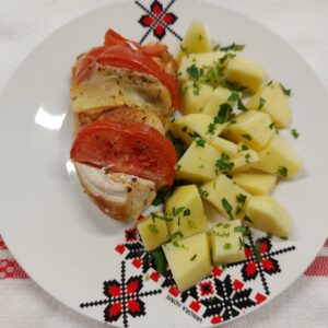 F2 - PIEPT DE PUI CAPRESSE ȘI CARTOFI AROMATIZAȚI CU UNT ȘI USTUROI (piept de pui, mozzarella, rosii, cartofi, unt, usturoi, busuioc) 350gr.