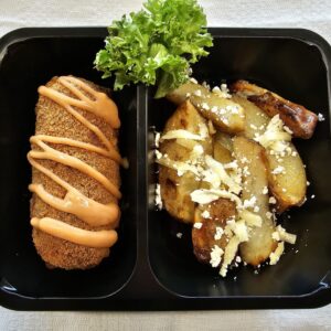 F1 - CORDON BLEU DIN COTLET DE PORC CU CARTOFI BRAVAS ȘI SOS DE USTUROI (cotlet de porc, ardei, boia, morcovi, usturoi, cartofi) 350 gr.