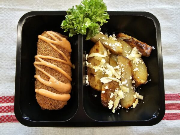 F1 - CORDON BLEU DIN COTLET DE PORC CU CARTOFI BRAVAS ȘI SOS DE USTUROI (cotlet de porc, ardei, boia, morcovi, usturoi, cartofi) 350 gr.