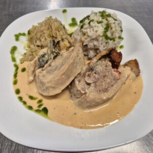 F1 - RULADĂ DE PORC CU VARZĂ CĂLITĂ ȘI OREZ (cotlet porc, carnaciori, ardei, varza, orez) 350 gr.