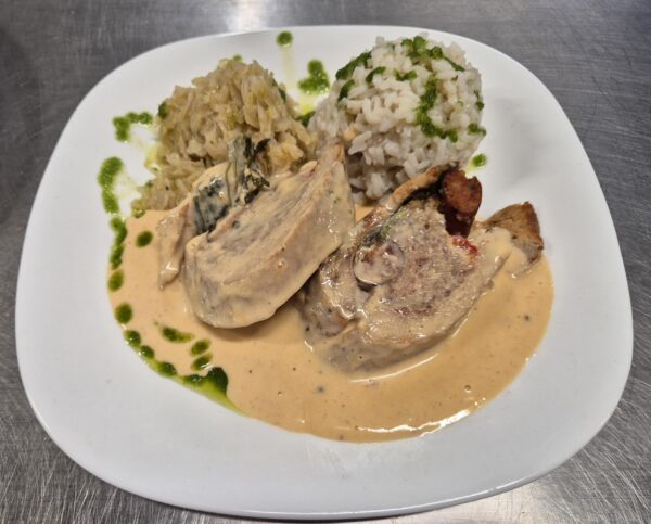 F1 - RULADĂ DE PORC CU VARZĂ CĂLITĂ ȘI OREZ (cotlet porc, carnaciori, ardei, varza, orez) 350 gr.