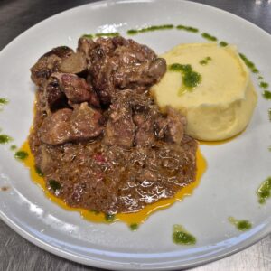F2 - FICĂȚEI DE PUI CU CEAPĂ ȘI PIURE DE CARTOFI (ficăței de pui, ceapă caramelizată , roșii, cartofi, unt, lapte) 350 gr.