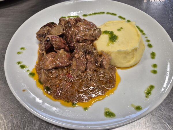F2 - FICĂȚEI DE PUI CU CEAPĂ ȘI PIURE DE CARTOFI (ficăței de pui, ceapă caramelizată , roșii, cartofi, unt, lapte) 350 gr.