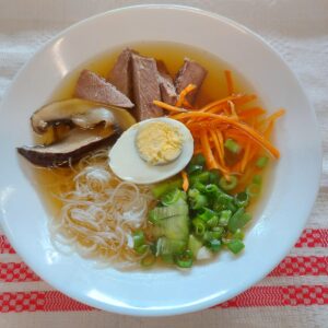 C1 - SUPĂ RAMEN CU CARNE DE PUI (carne de pui, ciuperci,morcovi,oua marinate, taietei ramen, sos soia, miso, ceapa verde, usturoi, ghimbir, lamaie, seminte) 400 ml.