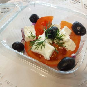 S0 - SALATĂ DE ROȘII CU TELEMEA ȘI MĂSLINE - 100 gr.
