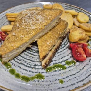 V1 - SANDWICH TOAST CU MOZZARELLA ȘI CARTOFI PRĂJIȚI / MOZZARELLA IN CARROZZA (pâine toast, ou, mozzarella, sos rosii, cartofi prajiti) - 350 gr.