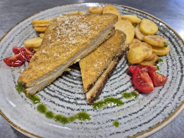 V1 - SANDWICH TOAST CU MOZZARELLA ȘI CARTOFI PRĂJIȚI / MOZZARELLA IN CARROZZA (pâine toast, ou, mozzarella, sos rosii, cartofi prajiti) - 350 gr.