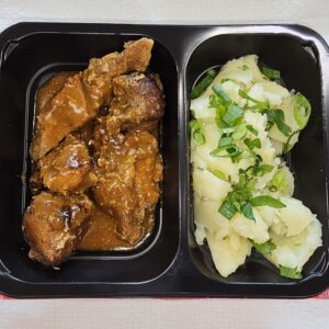 F1 - FRIPTURĂ DE PORC GĂTITĂ LENT ȘI CARTOFI CU VERDEȚURI (carne de porc, cartofi, unt, mix verdeturi) 350 gr.
