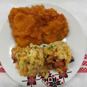 F1 - ȘNIȚEL PANE  DIN COTLET DE PORC ȘI CARTOFI ȚĂRĂNEȘTI  (cotlet de porc, ou, faina, pesmet, cartofi, ceapă, ardei, boia, ulei) 350gr.