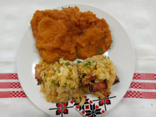 F1 - ȘNIȚEL PANE  DIN COTLET DE PORC ȘI CARTOFI ȚĂRĂNEȘTI  (cotlet de porc, ou, faina, pesmet, cartofi, ceapă, ardei, boia, ulei) 350gr.