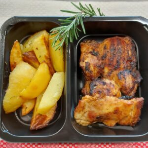 F2 - PULPE DEZOSATE LA CUPTOR CU SOS DE LEGUME ȘI CARTOFI NATUR (pulpe pui, morcovi, țelină, cartofi, pătrunjel) 350 gr.