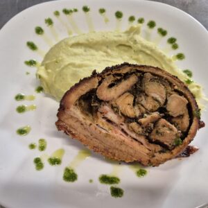 F1 - PORCHETTA CU IERBURI DE PROVENCE ȘI PIURE DE CARTOFI CU BUSUIOC (carne de porc, usturoi, busuioc, maghiran, rozmarin, cimbrișor, salvie, oregano, cimbru, mentă, cartofi, lapte, unt) - 350 gr.