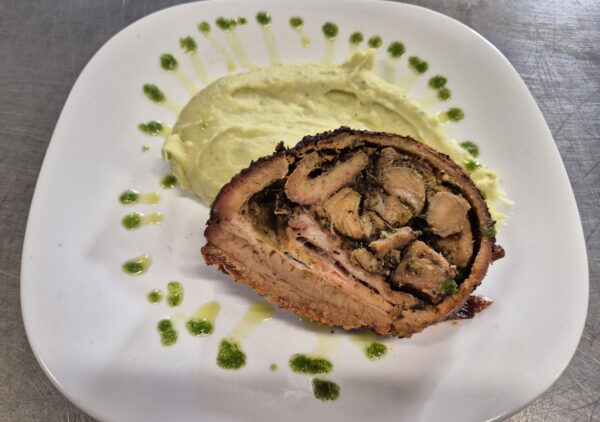 F1 - PORCHETTA CU IERBURI DE PROVENCE ȘI PIURE DE CARTOFI CU BUSUIOC (carne de porc, usturoi, busuioc, maghiran, rozmarin, cimbrișor, salvie, oregano, cimbru, mentă, cartofi, lapte, unt) - 350 gr.
