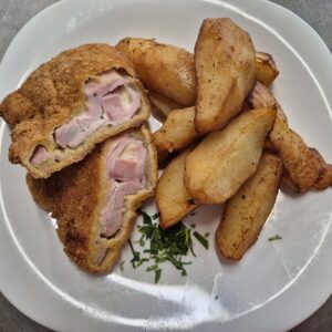 F1 - ȘNIȚEL "PORTOFELUL BUCĂTARULUI" CU CARTOFI AURII (cotlet de porc, ou, faina, pesmet, cascaval,sunca, patrunjel, ardei, cartofi) 350 gr.