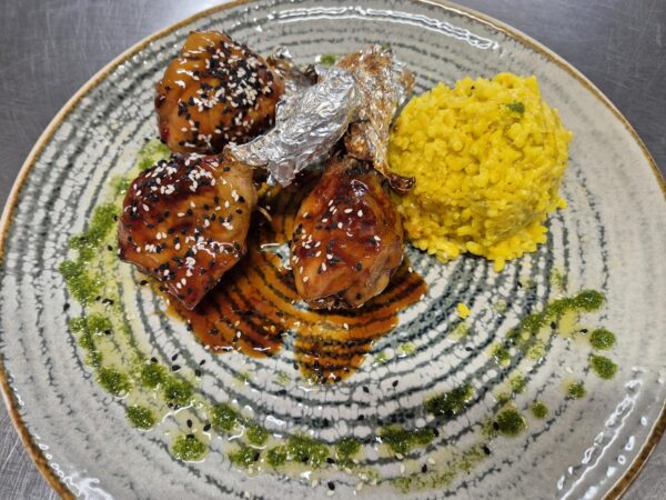 F2 - "LOLLY-POP'S" DIN COPĂNELE DE PUI CU RISSOTTO MILANESE (copanele pui, orez, unt, parmezan, vin) - 350 gr.