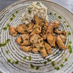 F2 - CURRY DE PUI CU OREZ BASMATI, UNT ȘI CAJU (piept de pui, ceapa verde, caju, unt, coriandru, curcuma, chilli, smantana) 350 gr.