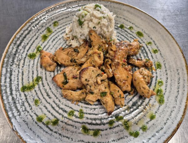 F2 - CURRY DE PUI CU OREZ BASMATI, UNT ȘI CAJU (piept de pui, ceapa verde, caju, unt, coriandru, curcuma, chilli, smantana) 350 gr.