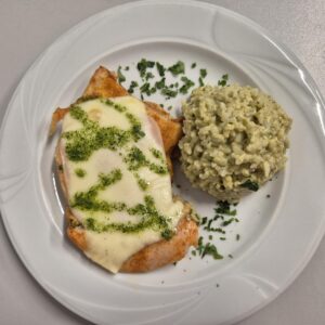 F2 - PIEPT DE PUI GRATINAT CU ȘUNCĂ ȘI CAȘCAVAL ȘI OREZ CU PESTO (piept de pui, cașcaval, șuncă, orez, pesto) 350 gr.