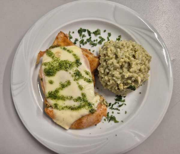 F2 - PIEPT DE PUI GRATINAT CU ȘUNCĂ ȘI CAȘCAVAL ȘI OREZ CU PESTO (piept de pui, cașcaval, șuncă, orez, pesto) 350 gr.