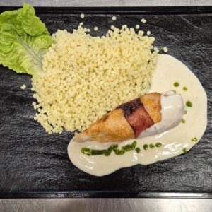 F2 - PIEPT DE PUI RULAT IN BACON CU COUȘ-COUȘ ȘI SOS DE BRÂNZETURI (carne de pui, bacon, branzeturi, smantana, cous-cous ardei, ceapa, usturoi, turmenic) 350 gr.