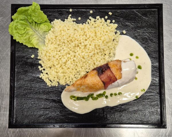 F2 - PIEPT PUI ÎN BACON CU SOS CEDAR ȘI OREZ CREMOS (piept pui, bacon, brânză cedar, orez, parmezan) - 350 gr.