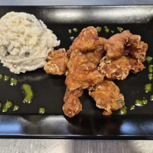 F2 - PULPE CRISPY DE PUI "KARAAGE" ȘI OREZ CU PARMEZAN ȘI MĂSLINE (pulpe pui dezosate, orez, parmezan, măsline) 350 gr.