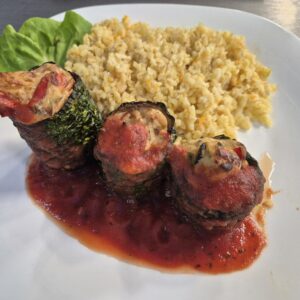V1 - DOVLECEI UMPLUȚI ȘI PILAF DE BULGUR CU SOS DE ROȘII ( dovlecel, feta, ardei, ceapa, morcovi, ou, bulgur, bulion) 350 gr.