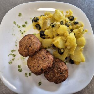 V1 - FALAFEL ȘI CARTOFI CU UNT, TURMENIC ȘI MĂSLINE (naut, ceapa, coriandru, patrunjel, cartofi, unt, masline, turmenic) 350 gr.