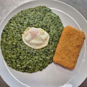 V1 - SPANAC CU OCHIURI ȘI CAȘ PANE (spanac, lapte, făina, ou, cașcaval, pesmet) 350 gr.