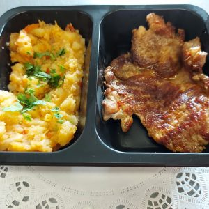 F1 - CEAFĂ DE PORC LA GRĂTAR CU CARTOFI RĂNTĂLIȚI (ceafă de porc, cartofi, ceapă, boia) 350 gr.