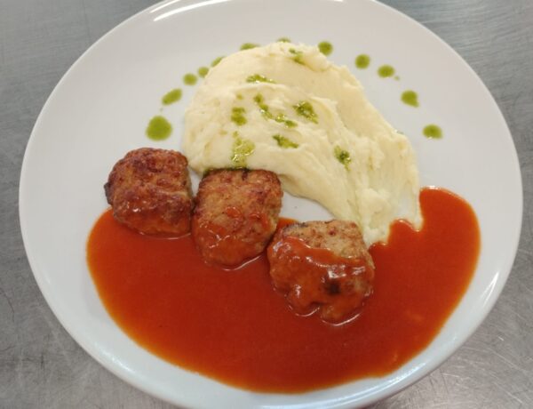F2 - CHIFTELUȚE DE PUI CU SOS DE ROȘII ȘI PIURE DE CARTOFI (carne de pui, usturoi, ou, pesmet, roșii, cartofi, lapte, unt) 350 gr.