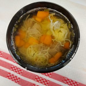C1 - SUPĂ DE VITĂ CU TĂIEȚEI (carne de vită, morcovi, țelină, pătrunjel, tăiței) 400 ml.