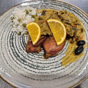 F2 - PULPE DE PUI MEDITERANEENE ȘI OREZ CU MAZĂRE VERDE (pulpe de pui, roșii, măsline, lămâie, portocale, capere, orez, mazare) 350 gr.