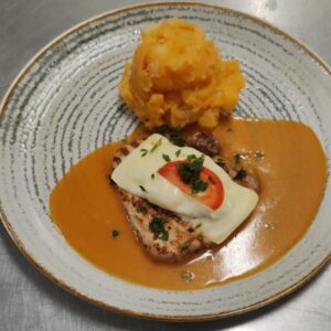 F1 - MEDALION DE PORC CU CARTOFI RĂNTĂLIȚI (carne de porc, ciuperci, morcovi, ceapa, mozzarella, sos brun, cartofi, ardei, boia) 350 gr