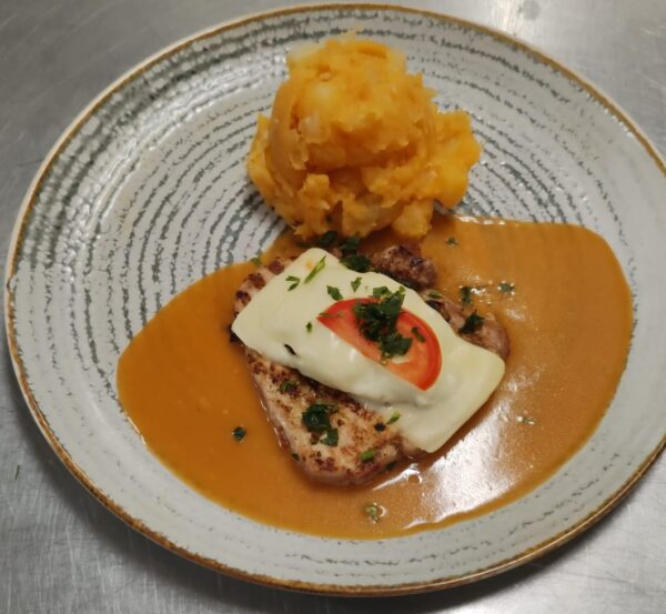 F1 - MEDALION DE PORC CU CARTOFI RĂNTĂLIȚI (carne de porc, ciuperci, morcovi, ceapa, mozzarella, sos brun, cartofi, ardei, boia) 350 gr