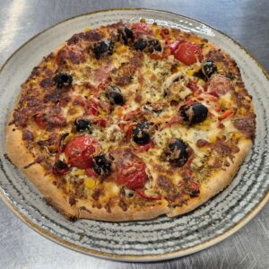 V1 - PIZZA VEGETARIANA (MZ) (sos de rosii, mozzarella, ardei, ciuperci, masline, porumb, dovlecel) - 450 gr.