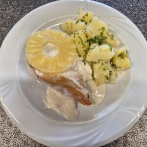 F2 - PIEPT DE PUI CU ANANAS CARAMELIZAT ȘI CARTOFI CU UNT ȘI PĂTRUNJEL (piept de pui, ananas, cartofi, unt, zahăr, pătrunjel) 350 gr.