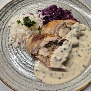 F2 - PULPE DE PUI UMPLUTE CU CAȘCAVAL ȘI VARZĂ ROȘIE CĂLITĂ CU OREZ  (pulpe dezosate de pui, varza rosie, mere, stafide, cașcaval, ardei, orez) 350gr.