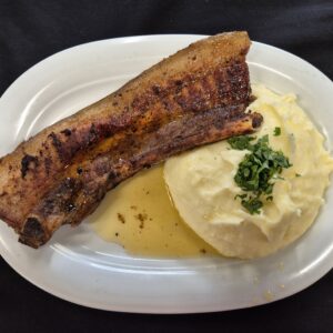 F1 - FRIPTURĂ "TURDA" DIN PIEPT DE PORC CU CARTOFI PIURE (piept de porc, usturoi, boia, untură, cartofi, lapte, unt) 350 gr.