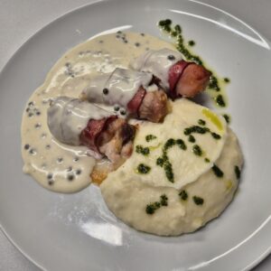 F1 - INVOLTINI DE PORC CU PIURE DE CARTOFI (cotlet de porc, șuncă, caș, bacon, sos piper alb, cartofi, lapte, unt) 350 gr