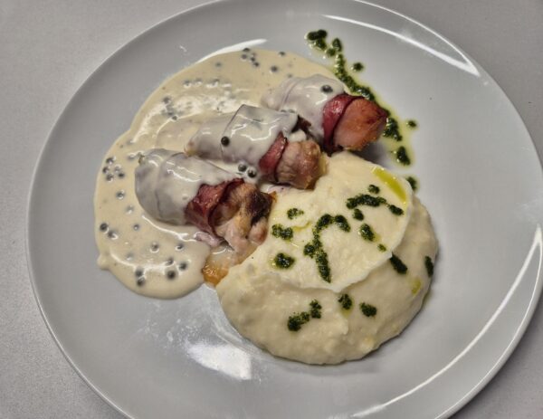 F1 - INVOLTINI DE PORC CU PIURE DE CARTOFI (cotlet de porc, șuncă, caș, bacon, sos piper alb, cartofi, lapte, unt) 350 gr