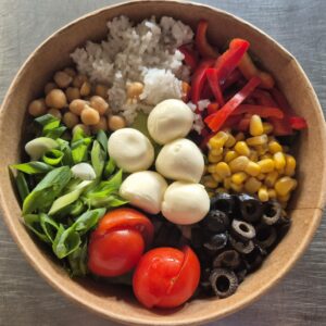 V1 - SALATĂ DE NĂUT CU OREZ BASMATI ȘI MOZZARELLINE (salata verde, naut, orez, ceapa verde, ardei, porumb, masline, bile de mozzarella, dressing) 350 gr.