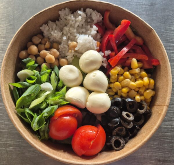 V1 - SALATĂ DE NĂUT CU OREZ BASMATI ȘI MOZZARELLINE (salata verde, naut, orez, ceapa verde, ardei, porumb, masline, bile de mozzarella, dressing) 350 gr.