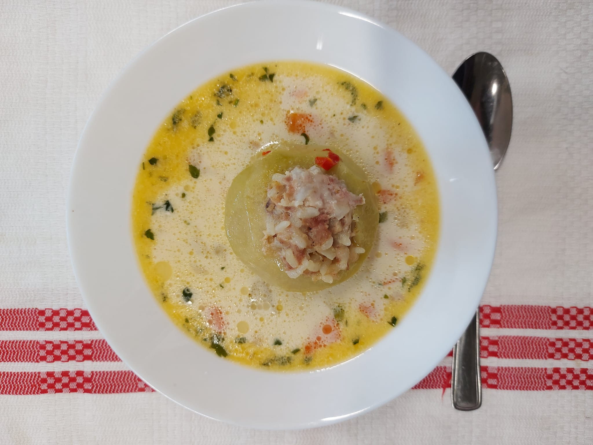 C2 - CIORBĂ DE GULII UMPLUTE CU CARNE DE PUI (carne de pui, gulii, morcovi, patrunjel, telina, ardei, orez, faina, smantana) - 400 ml.