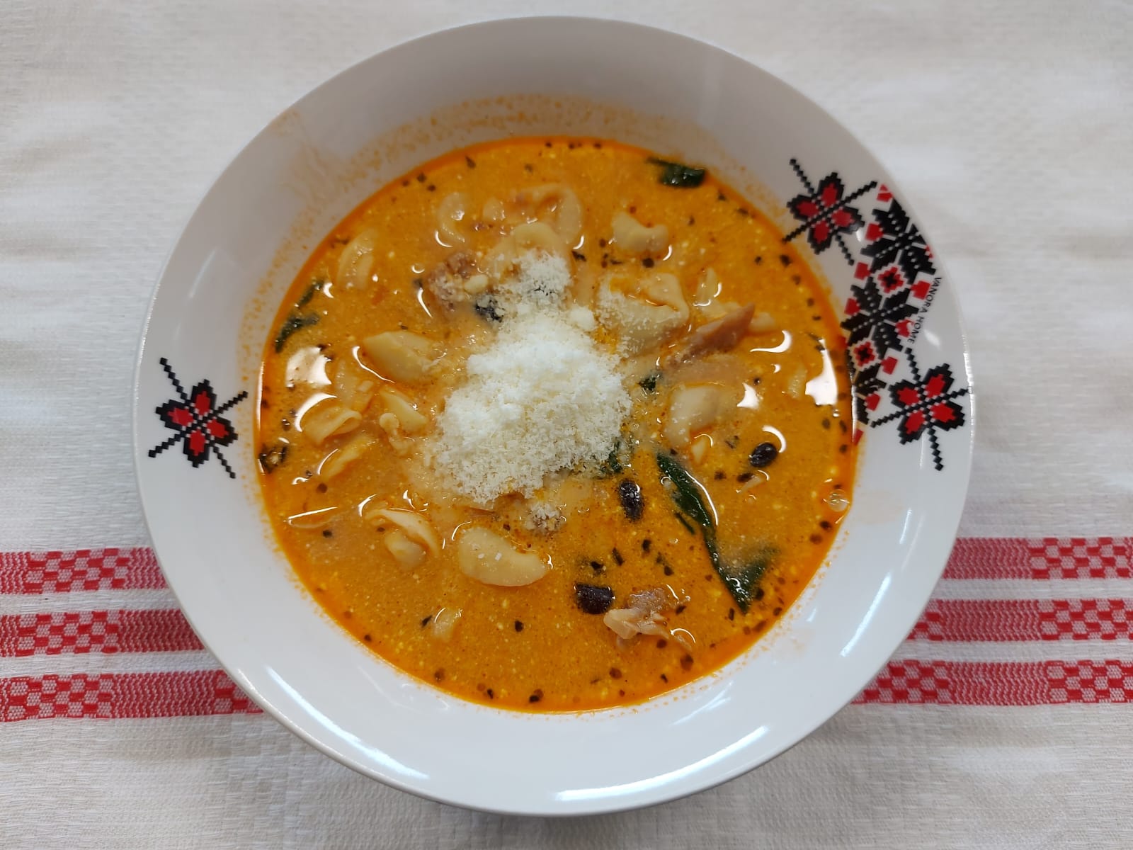 C1 - SUPA CREMOASA DE TORTELLINI SI CARNE DE PUI (carne de pui, tortellini cu carne, unt, usturoi, rosii, fasole, smantana, parmesan,spanac, ierburi aromatice) 400 ml.