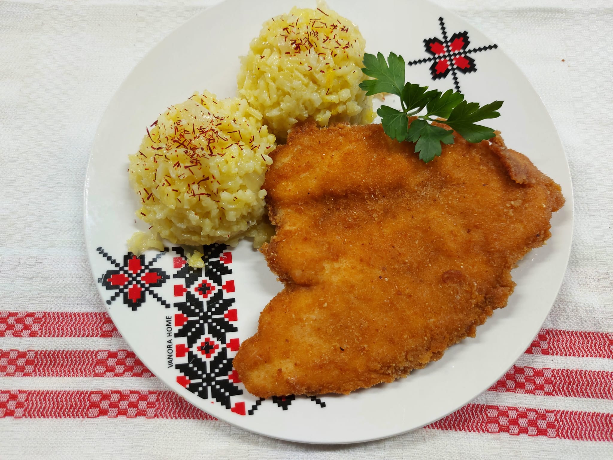 V1 - ȘNIȚEL DE SOIA CU PILAF DE OREZ ȘI SALATĂ DE GOGONELE (soia, orez, ardei, ceapă, morcovi, gogonele murate) 350 gr.