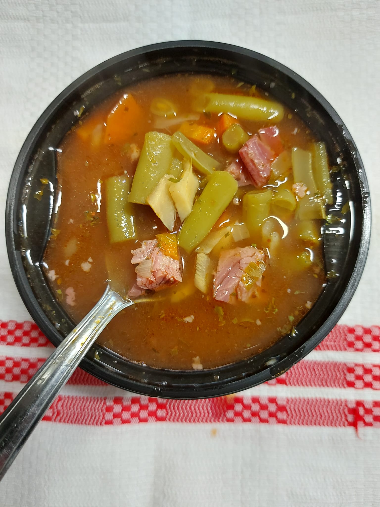 C2 - CIORBĂ DE FASOLE VERDE CU CARNE DE PORC (fasole verde, carne porc,rosii, ceapa,morcovi, telina, pastarnac,patrunjel, ardei ) 400 ml.