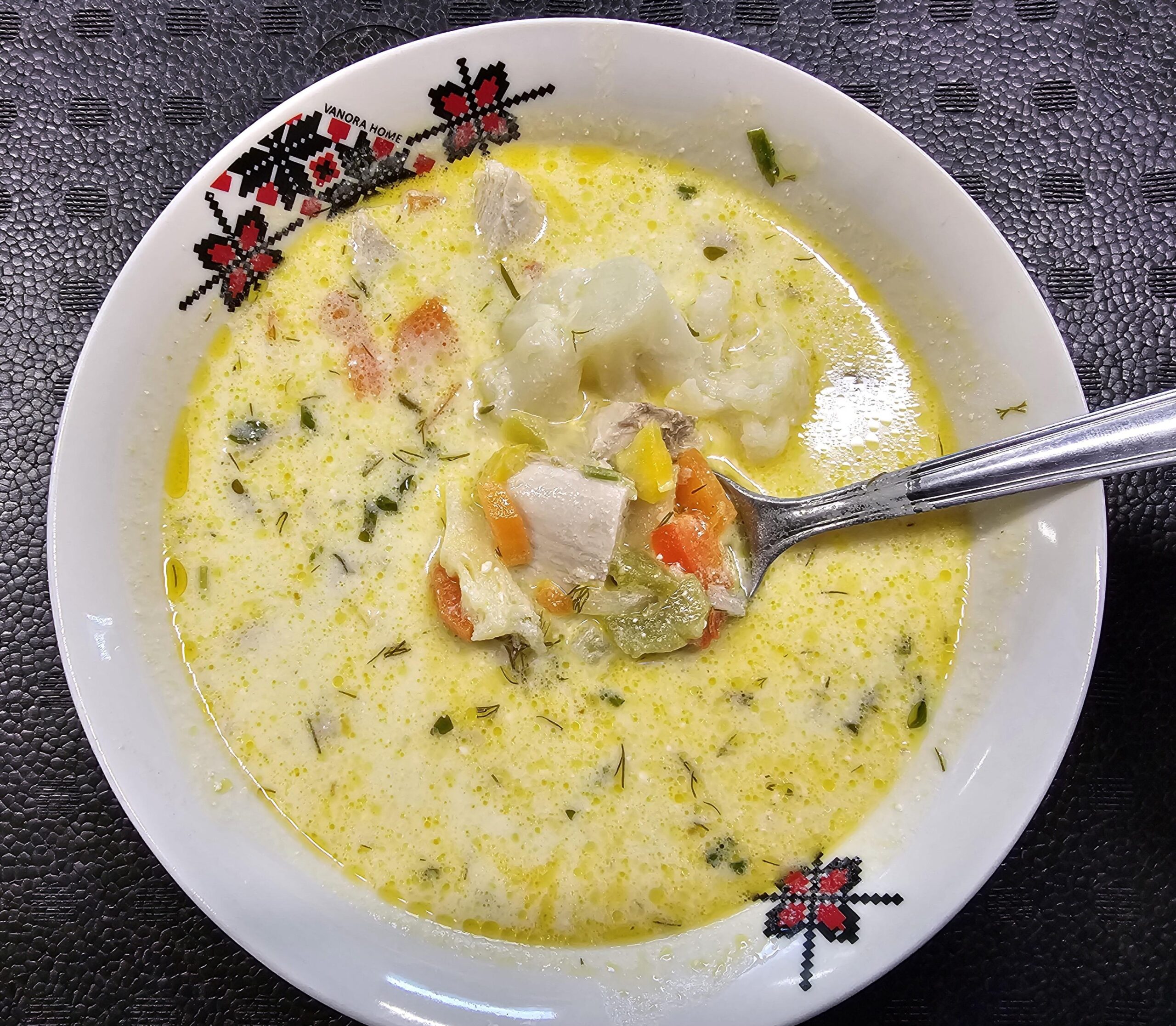 C2 - CIORBĂ A LA GREQUE DE CONOPIDĂ CU CARNE DE PUI (carne de pui, conopidă, morcovi, ceapă, ardei, țelină, orez, smântână, ou, lămâie) - 400 ml.