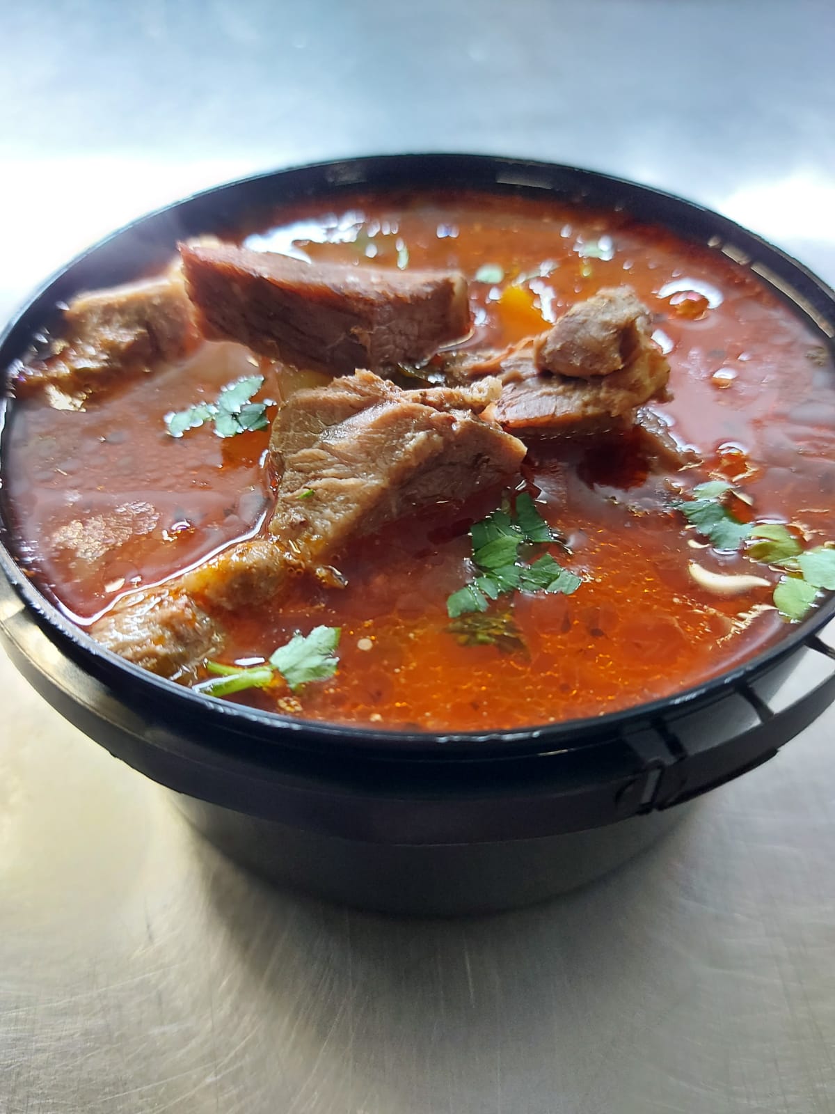 C1 - SUPĂ GULAȘ DE PORC CU CARTOFI (carne de porc, cartofi, morcovi, ceapă, ardei, pastă de roșii, boia, chimen, ou, făină) 400 ml.