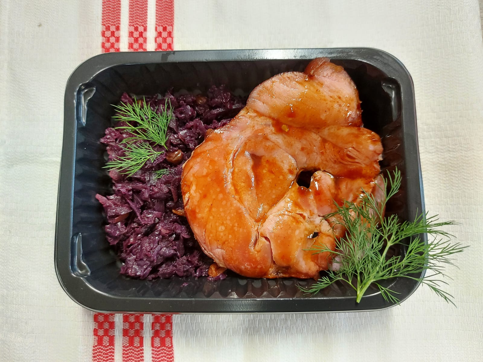 F1 - CIOLAN AFUMAT COPT LA CUPTOR PE VARZA ROSIE CALITA (ciolan afumat de porc, varza, sos bbq, stafide, mere, piper, cimbru) - 350 gr.